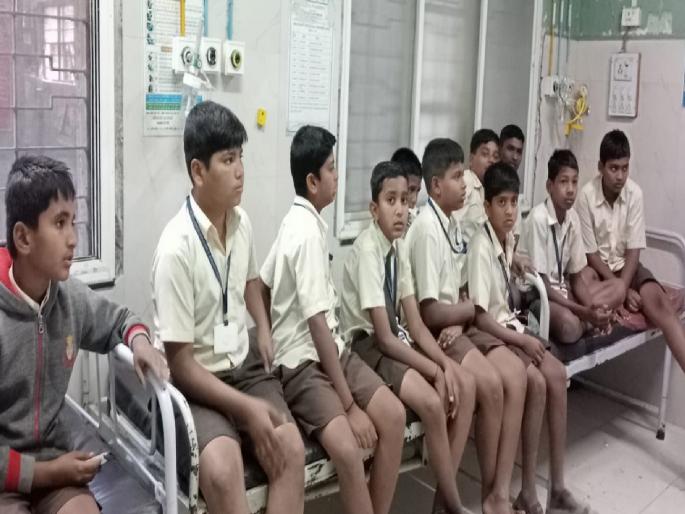33 children from a private school at Wanleswadi in Sangli were poisoned, treatment is underway at the government hospital | सांगलीतील वानलेसवाडीत पोषण आहारातून ३६ विद्यार्थ्यांना विषबाधा, विद्यार्थ्यांची प्रकृती स्थिर 33 children from a private school at Wanleswadi in Sangli were poisoned, treatment is underway at the government hospital | सांगलीतील वानलेसवाडीत पोषण आहारातून ३६ विद्यार्थ्यांना विषबाधा, विद्यार्थ्यांची प्रकृती स्थिर