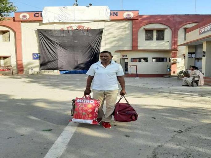 vishnu tiwari released from agra central jail after 20 years | जो गुन्हा केलाच नव्हता, त्याबद्दल २० वर्षं शिक्षा भोगून 'तो' अखेर जेलबाहेर आला; पण... vishnu tiwari released from agra central jail after 20 years | जो गुन्हा केलाच नव्हता, त्याबद्दल २० वर्षं शिक्षा भोगून 'तो' अखेर जेलबाहेर आला; पण...