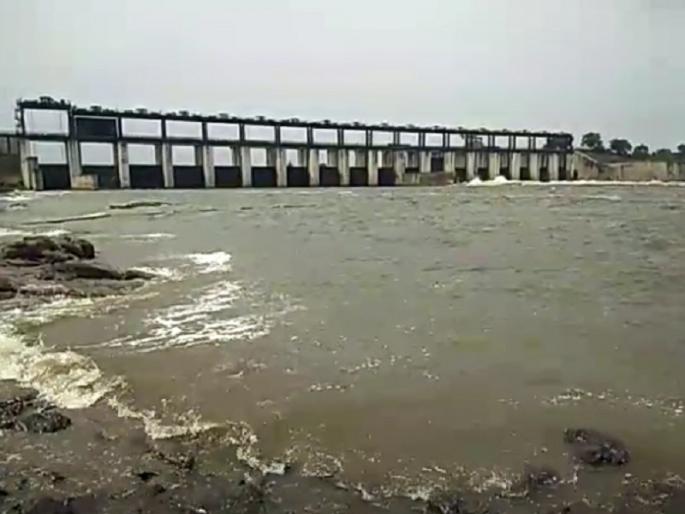 Pleasant! Vishnupuri was flooded in the first rain; A door opened | सुखद ! पहिल्याच पावसात विष्णुपुरी भरले; एक दरवाजा उघडला