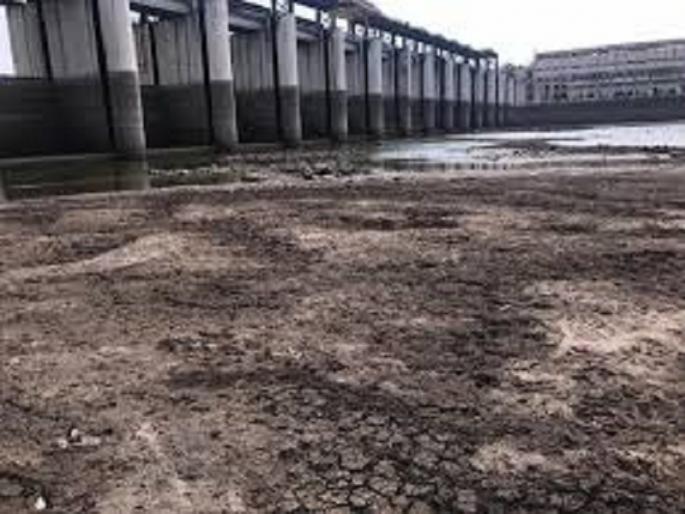 Nandedkar retains water scarcity;water supply after six days | नांदेडकरांना पाणीटंचाईच्या झळा कायम; सहा दिवसाआड पाणीपुरवठ्याचा निर्णय Nandedkar retains water scarcity;water supply after six days | नांदेडकरांना पाणीटंचाईच्या झळा कायम; सहा दिवसाआड पाणीपुरवठ्याचा निर्णय