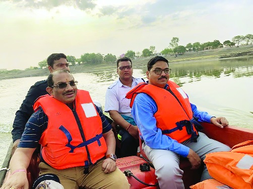 Water Resource Survey of Vishnupururi by Collector Arun Dongre | जिल्हाधिकारी अरुण डोंगरे यांच्याकडून विष्णूपुरीतील जलसाठ्याची पाहणी Water Resource Survey of Vishnupururi by Collector Arun Dongre | जिल्हाधिकारी अरुण डोंगरे यांच्याकडून विष्णूपुरीतील जलसाठ्याची पाहणी