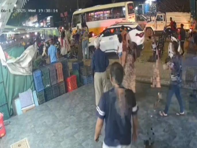 Thrilling incident in Pune! 3 youths fatally attack one with a scythe, incident captured on CCTV | पुण्यातील थरारक घटना! ३ तरुणांकडून एकावर कोयत्याने जीवघेणा हल्ला, घटना सीसीटीव्हीमध्ये कैद