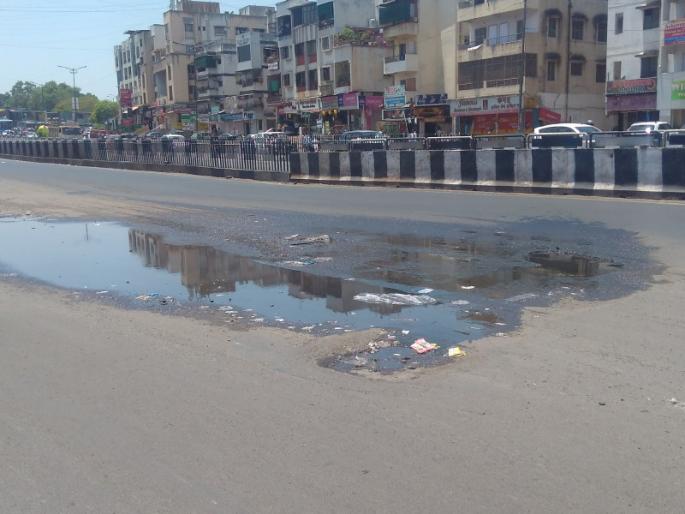 hundred liters of water westing due to lekage | एकिकडे टॅंकरने पाणीपुरवठा तर दुसरीकडे शेकडाे लिटर पाणी वाया