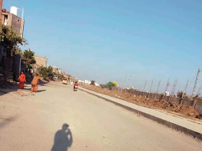 Bulldozers on 150 houses for 80 feet wide road; but work on 1.5 km road incomplete even after a year | ८० फूट रुंद रस्त्यासाठी १५० घरांवर बुलडोझर; पण दीड किमी रस्त्याचे काम वर्षभरानंतरही अर्धवट Bulldozers on 150 houses for 80 feet wide road; but work on 1.5 km road incomplete even after a year | ८० फूट रुंद रस्त्यासाठी १५० घरांवर बुलडोझर; पण दीड किमी रस्त्याचे काम वर्षभरानंतरही अर्धवट