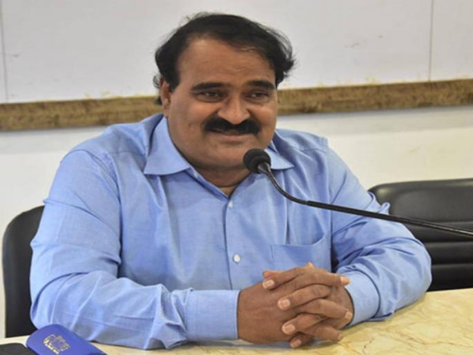 Leaders take foreign trips but do not go to Raigad Vishwas Patil regret | नेते परदेशी सहली काढतात, पण रायगडावर जात नाहीत; विश्वास पाटील यांची खंत Leaders take foreign trips but do not go to Raigad Vishwas Patil regret | नेते परदेशी सहली काढतात, पण रायगडावर जात नाहीत; विश्वास पाटील यांची खंत