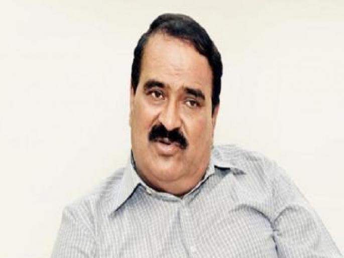 Vishwas Patil, the Panipatkar who was elected as the president of the 99th Marathi Sahitya Sammelan had come riding on a sugarcane in a truck to Kolhapur to witness the felicitation of V S Khandekar | ट्रकमधील उसावर बसून विश्वास पाटील आले होते खांडेकरांचा सत्कार पाहायला, कोल्हापूरच्या आठवणी Vishwas Patil, the Panipatkar who was elected as the president of the 99th Marathi Sahitya Sammelan had come riding on a sugarcane in a truck to Kolhapur to witness the felicitation of V S Khandekar | ट्रकमधील उसावर बसून विश्वास पाटील आले होते खांडेकरांचा सत्कार पाहायला, कोल्हापूरच्या आठवणी