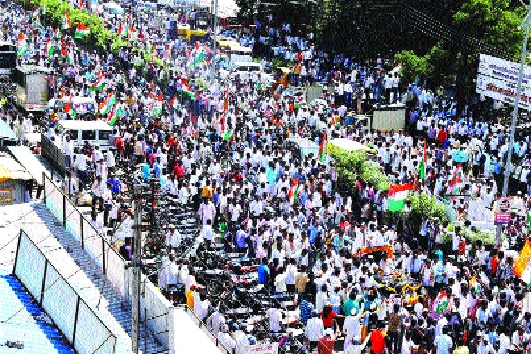 Vishwajit Kadam's show of strength | विश्वजित कदम यांचे शक्तिप्रदर्शन -: पलूस-कडेगावमधून अर्ज दाखल Vishwajit Kadam's show of strength | विश्वजित कदम यांचे शक्तिप्रदर्शन -: पलूस-कडेगावमधून अर्ज दाखल