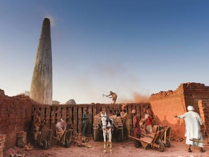 Soil brick kilns continue even when the center is banned! | केंद्राची बंदी असतानाही मातीच्या वीटभट्ट्या सुरूच! Soil brick kilns continue even when the center is banned! | केंद्राची बंदी असतानाही मातीच्या वीटभट्ट्या सुरूच!