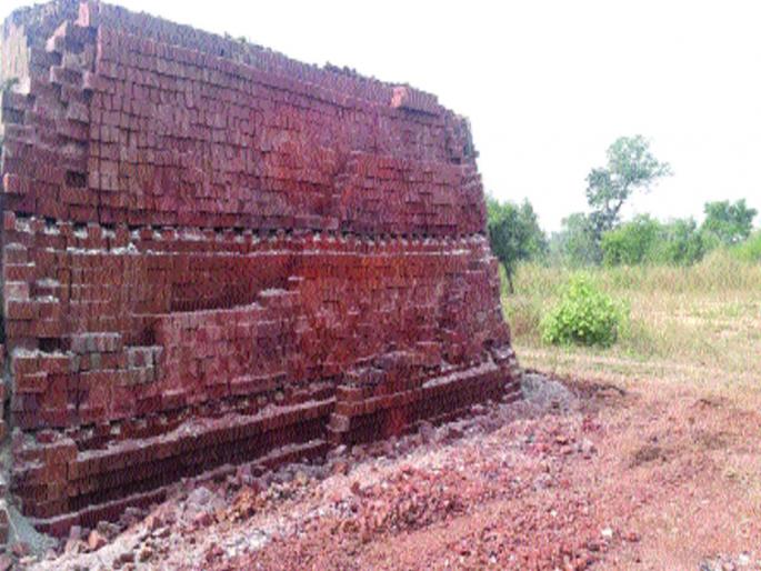 The return of the brick business is also hampered by the rains | परतीच्या पावसामुळे वीट व्यवसायाचाही खोळंबा The return of the brick business is also hampered by the rains | परतीच्या पावसामुळे वीट व्यवसायाचाही खोळंबा