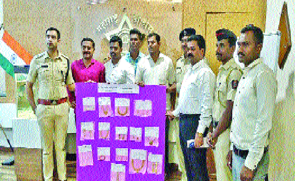 1 lakh jewelry stolen in sand | वाळूज चोरीतील ३३ लाखांचे दागिने ठेवले होते जमिनीत लपवून 1 lakh jewelry stolen in sand | वाळूज चोरीतील ३३ लाखांचे दागिने ठेवले होते जमिनीत लपवून