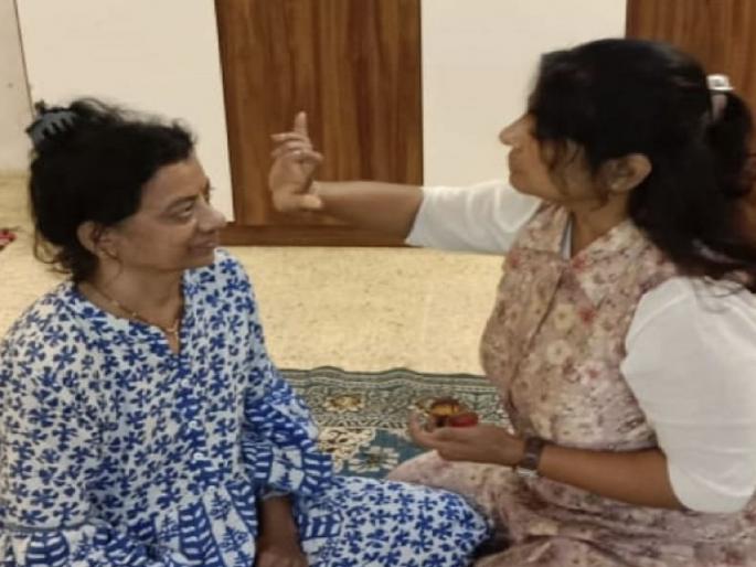 Makar Sankranti Varieties for Widow Women in Vita in Sangli | सांगलीतील विट्यात विधवा महिलांना मकर संक्रातीचे वाण, भरली ओटी पाहून फुटला अश्रुंचा बांध Makar Sankranti Varieties for Widow Women in Vita in Sangli | सांगलीतील विट्यात विधवा महिलांना मकर संक्रातीचे वाण, भरली ओटी पाहून फुटला अश्रुंचा बांध