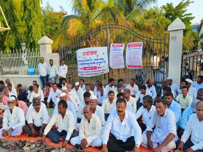 Villagers of eight villages stood in front of the collector office in Sangli for Mhaisal water | म्हैसाळच्या पाण्यासाठी आठ गावातील ग्रामस्थांचा सांगलीत जिल्हाधिकारी कार्यालयासमोर ठिय्या Villagers of eight villages stood in front of the collector office in Sangli for Mhaisal water | म्हैसाळच्या पाण्यासाठी आठ गावातील ग्रामस्थांचा सांगलीत जिल्हाधिकारी कार्यालयासमोर ठिय्या