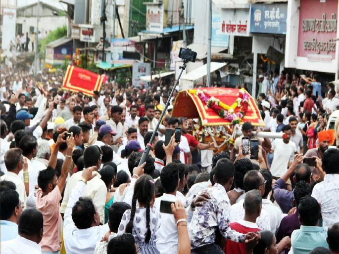 Revansiddha's palanquin from his native place came first in the race at Vita | Sangli: विट्यात देवाच्या पालखीची शर्यत, मूळस्थानच्या रेवणसिद्धची पालखी प्रथम