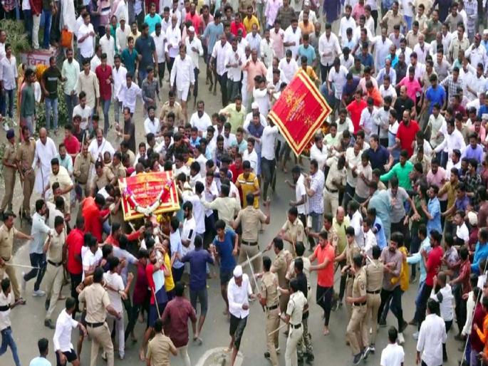 On Vijayadasham day at Vita in Sangli, the palanquin of Vita won the race of two palanquins of Lord Revanasiddha | Sangli: थरारक शर्यतीत विट्याच्या पालखीने मारली बाजी; दोन्ही गटात जोरदार रेटारेटी, मारझोड On Vijayadasham day at Vita in Sangli, the palanquin of Vita won the race of two palanquins of Lord Revanasiddha | Sangli: थरारक शर्यतीत विट्याच्या पालखीने मारली बाजी; दोन्ही गटात जोरदार रेटारेटी, मारझोड