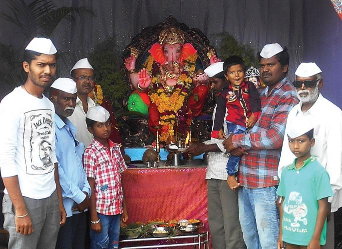Ganesh Utsav of Muslim community in Bamnani - symbol of Hindu-Muslim unity | बामणीत मुस्लिम समाजाचा गणेशोत्सव--हिंदू-मुस्लिम ऐक्याचे प्रतीक Ganesh Utsav of Muslim community in Bamnani - symbol of Hindu-Muslim unity | बामणीत मुस्लिम समाजाचा गणेशोत्सव--हिंदू-मुस्लिम ऐक्याचे प्रतीक