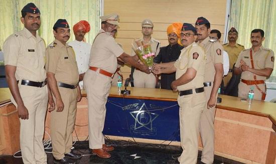 Vita Police Squad's Pride - Collector Sanjay Chavan's Honor | विटा पोलीस पथकाचा गौरव-जिल्हाधिकारी संजय चव्हाण यांच्याहस्ते सन्मानपत्र Vita Police Squad's Pride - Collector Sanjay Chavan's Honor | विटा पोलीस पथकाचा गौरव-जिल्हाधिकारी संजय चव्हाण यांच्याहस्ते सन्मानपत्र