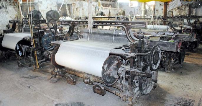 Water-electricity load shock on 20 lakhs of textile production every day | विट्यात दररोज २० लाखांच्या कापड उत्पादनावर पाणी--वीज भारनियमनाचा फटका  Water-electricity load shock on 20 lakhs of textile production every day | विट्यात दररोज २० लाखांच्या कापड उत्पादनावर पाणी--वीज भारनियमनाचा फटका