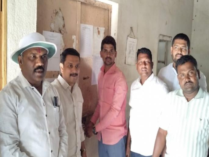 Angry farmers pelt officials with bricks after water from Tembhu scheme is stopped | Sangli: ‘टेंभू’चे पाणी पेटले, शेतकऱ्यांनी विट्यात अधिकाऱ्यांना कोंडले Angry farmers pelt officials with bricks after water from Tembhu scheme is stopped | Sangli: ‘टेंभू’चे पाणी पेटले, शेतकऱ्यांनी विट्यात अधिकाऱ्यांना कोंडले