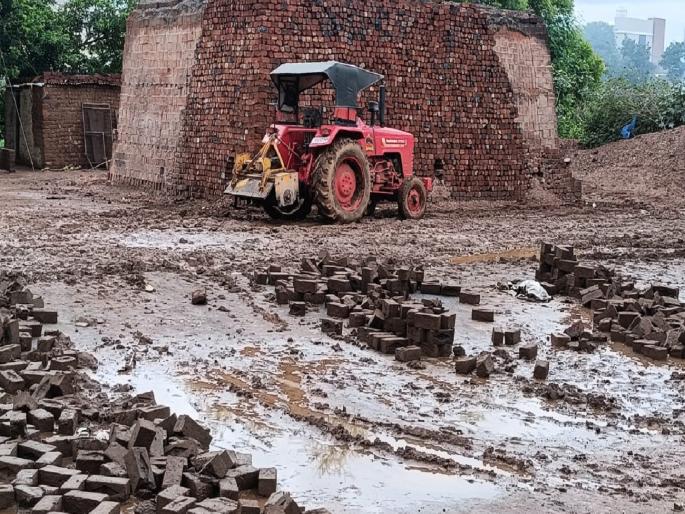 Rain hits brick kiln business in satara, demands compensation | Satara: वळवाचा वीटभट्टी व्यवसायाला फटका, नुकसानभरपाईची मागणी