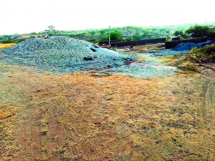 Illegal vitbhatti in place of sports complex | क्रीडा संकुलाच्या जागेवर अवैध वीटभट्टी Illegal vitbhatti in place of sports complex | क्रीडा संकुलाच्या जागेवर अवैध वीटभट्टी