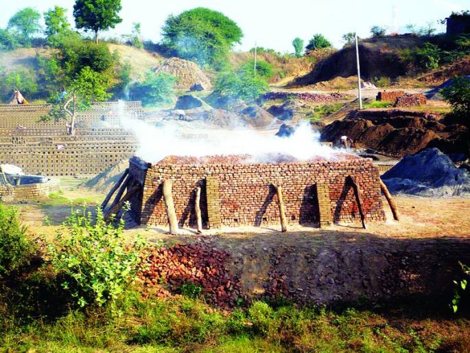 Bikalatta started without paying business taxes in Akola district! | अकोला जिल्हय़ात व्यवसाय कर न भरताच वीटभट्टय़ा सुरू! Bikalatta started without paying business taxes in Akola district! | अकोला जिल्हय़ात व्यवसाय कर न भरताच वीटभट्टय़ा सुरू!