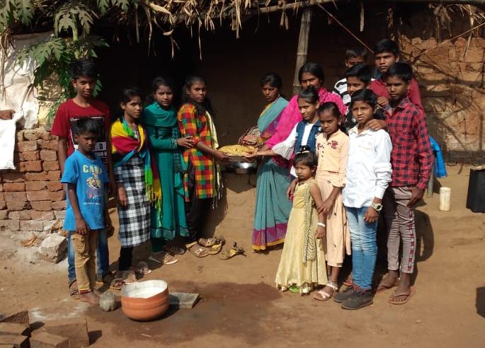 Holi responds to small bake donation: Celebrate eco-friendly festival | होळी लहान पोळी दानला प्रतिसाद, विद्यार्थ्यांनी पोहचविल्या वीटभट्टीवर पोळ्या Holi responds to small bake donation: Celebrate eco-friendly festival | होळी लहान पोळी दानला प्रतिसाद, विद्यार्थ्यांनी पोहचविल्या वीटभट्टीवर पोळ्या