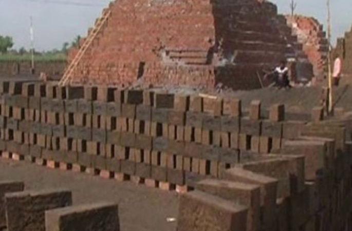 Smoke from brick kilns disappears in lockdown! | लॉकडाउनमध्ये विटभट्ट्यांचा धूर झाला गायब! Smoke from brick kilns disappears in lockdown! | लॉकडाउनमध्ये विटभट्ट्यांचा धूर झाला गायब!