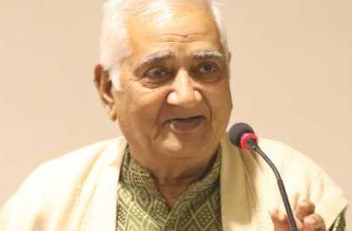 Vitthal wagh try hard to save Varhadi language! | वऱ्हाडी भाषेच्या जतनासाठी विठ्ठल वाघांनी केली पायपीट!