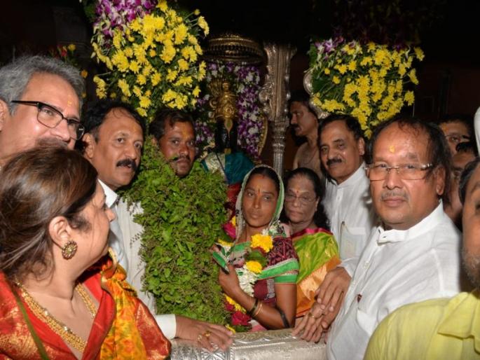 varkari anil jadhav worships vitthal on the auspicious day of ashadhi ekadashi | Ashadhi Ekadashi : जाधव दाम्पत्याकडून विठूरायाची पूजा; प्रथमच वारकऱ्याला शासकीय महापुजेचा मान  varkari anil jadhav worships vitthal on the auspicious day of ashadhi ekadashi | Ashadhi Ekadashi : जाधव दाम्पत्याकडून विठूरायाची पूजा; प्रथमच वारकऱ्याला शासकीय महापुजेचा मान