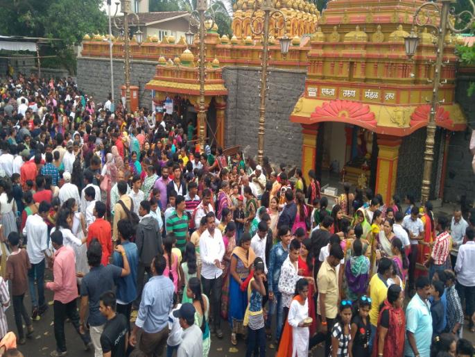 Pune, Vitthalwadi Temple is crowding of devotees |  भक्तांच्या गर्दीने प्रतिपंढरपूर विठ्ठलवाडी दुमदुमले  Pune, Vitthalwadi Temple is crowding of devotees |  भक्तांच्या गर्दीने प्रतिपंढरपूर विठ्ठलवाडी दुमदुमले