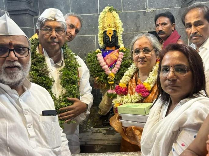 After two and a half months, Vitthal-Rukmini Mata's padasparsha darshan will begin; Flower arrangement in the temple | अडीच महिन्यानंतर विठ्ठल-रूक्मिणी मातेचे पदस्पर्श दर्शन सुरू होणार; मंदिरात फुलांची आरास After two and a half months, Vitthal-Rukmini Mata's padasparsha darshan will begin; Flower arrangement in the temple | अडीच महिन्यानंतर विठ्ठल-रूक्मिणी मातेचे पदस्पर्श दर्शन सुरू होणार; मंदिरात फुलांची आरास