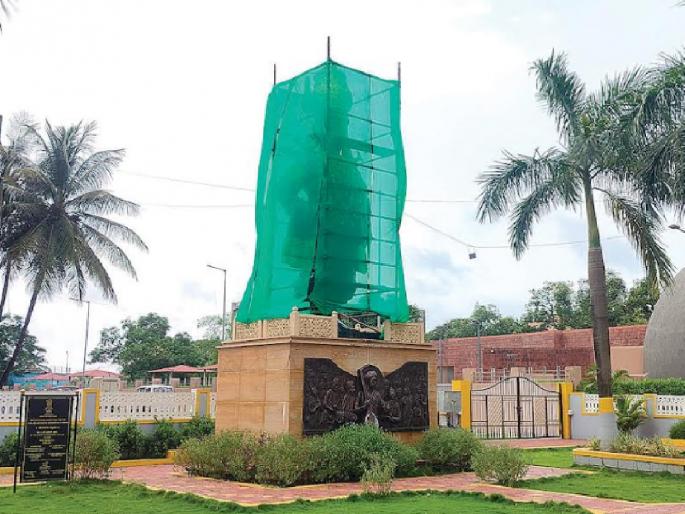 A part of the legs came off in the gap in the mold of the 21 foot Vitthal Murthy in Ratnagiri | रत्नागिरीतील २१ फुटी विठ्ठल मूर्तीला आच्छादन, स्ट्रक्चरल ऑडिटसह रेडिओलॉजिस्ट करणार तपासणी A part of the legs came off in the gap in the mold of the 21 foot Vitthal Murthy in Ratnagiri | रत्नागिरीतील २१ फुटी विठ्ठल मूर्तीला आच्छादन, स्ट्रक्चरल ऑडिटसह रेडिओलॉजिस्ट करणार तपासणी