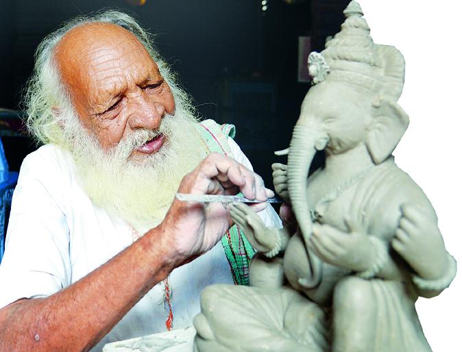 The wrinkles on his face tell the story of Shadu's 75 years | शाडूचे गणपती घरोघरी; चेहºयावरच्या सुरकुत्या सांगतात शाडूतला ७५ वर्षांचा इतिहास The wrinkles on his face tell the story of Shadu's 75 years | शाडूचे गणपती घरोघरी; चेहºयावरच्या सुरकुत्या सांगतात शाडूतला ७५ वर्षांचा इतिहास