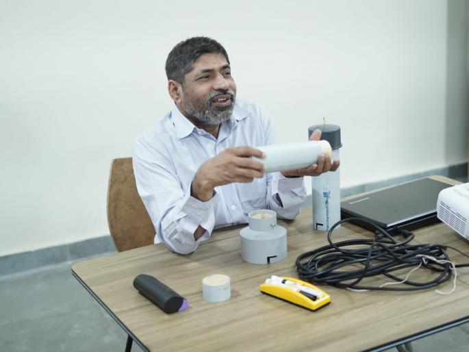 do not kill bees because of ignorance and superstition said former deputy director of agriculture vitthal joshi | अज्ञान आणि अंधश्रद्धेमुळे मधमाश्या मारू नका: माजी कृषी उपसंचालक विठ्ठल जोशी do not kill bees because of ignorance and superstition said former deputy director of agriculture vitthal joshi | अज्ञान आणि अंधश्रद्धेमुळे मधमाश्या मारू नका: माजी कृषी उपसंचालक विठ्ठल जोशी