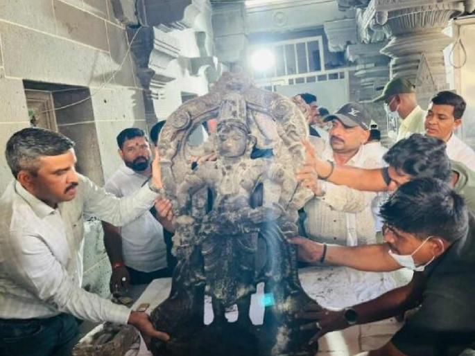 6 idols found in Vitthal temple basement in Pandharpur Estimated to be a 16th century idols | विठ्ठल मंदिरी सापडले तळघर अन् ६ मूर्ती; साेळाव्या शतकातील मूर्ती असल्याचा अंदाज 6 idols found in Vitthal temple basement in Pandharpur Estimated to be a 16th century idols | विठ्ठल मंदिरी सापडले तळघर अन् ६ मूर्ती; साेळाव्या शतकातील मूर्ती असल्याचा अंदाज