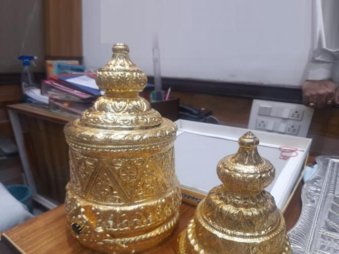 Small ornaments from the vitthal rukmini temple will be melted down to make a big ornament | पंढरपूर मंदिराकडील छोटे-छोटे दागिने वितळवून मोठा दागिना तयार करणार Small ornaments from the vitthal rukmini temple will be melted down to make a big ornament | पंढरपूर मंदिराकडील छोटे-छोटे दागिने वितळवून मोठा दागिना तयार करणार