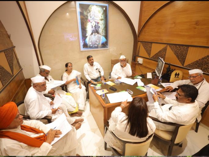 Idols found in the basement will remain in Pandharpur Temple Committee meeting | तळघरात सापडलेल्या मूर्ती पंढरपुरातच राहणार; विठ्ठल-रुक्मिणी मंदिर समितीची बैठक Idols found in the basement will remain in Pandharpur Temple Committee meeting | तळघरात सापडलेल्या मूर्ती पंढरपुरातच राहणार; विठ्ठल-रुक्मिणी मंदिर समितीची बैठक