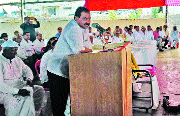 Sanjay Shinde will remain silent till the withdrawal of opponents' application in the farm: Sanjay Shinde | माढ्यात विरोधकांचा अर्ज माघारी घेण्यापर्यंत गोंधळ सुरूच राहणार : संजय शिंदे Sanjay Shinde will remain silent till the withdrawal of opponents' application in the farm: Sanjay Shinde | माढ्यात विरोधकांचा अर्ज माघारी घेण्यापर्यंत गोंधळ सुरूच राहणार : संजय शिंदे