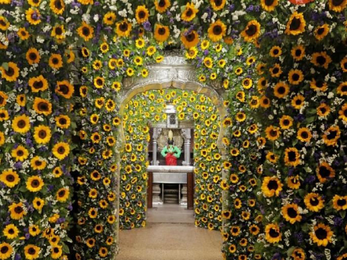 Chaitri Ekadashi today; Flower decoration in Vitthal temple, more than five lakh devotees entered | आज चैत्री एकादशी; विठ्ठल मंदिरात फुलांची सजावट, पाच लाखांहून अधिक भाविक दाखल Chaitri Ekadashi today; Flower decoration in Vitthal temple, more than five lakh devotees entered | आज चैत्री एकादशी; विठ्ठल मंदिरात फुलांची सजावट, पाच लाखांहून अधिक भाविक दाखल