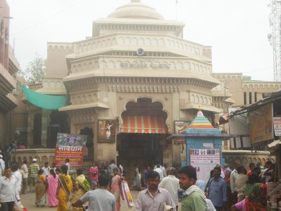 'Corona' blast in Pandharpur; The crowd passed .. Instant visions of Panduranga | पंढरपुरात ‘कोरोना’ चा धसका; गर्दी ओसरली.. पांडुरंगाचे झटपट दर्शन 'Corona' blast in Pandharpur; The crowd passed .. Instant visions of Panduranga | पंढरपुरात ‘कोरोना’ चा धसका; गर्दी ओसरली.. पांडुरंगाचे झटपट दर्शन