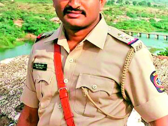 BALAPUR: Vehicle mounted on PSI; Cineaste caught the accused! | बाळापूर : ‘पीएसआय’च्या अंगावर घातले वाहन; आरोपीला सिनेस्टाइल पकडले!