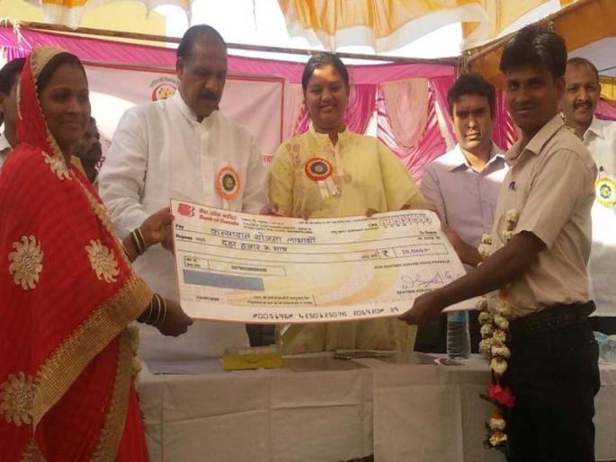 Activities at Amalad: Taloda Project Office did Kanyadan | आमलाड येथे उपक्रम : तळोदा प्रकल्प कार्यालयाने केले कन्यादान Activities at Amalad: Taloda Project Office did Kanyadan | आमलाड येथे उपक्रम : तळोदा प्रकल्प कार्यालयाने केले कन्यादान