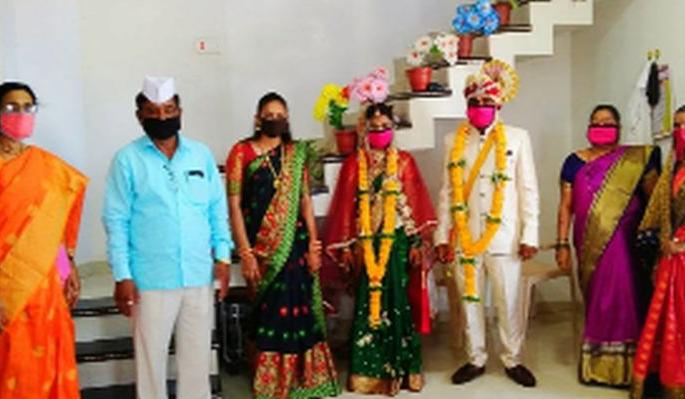 The marriage took place while keeping social distance | सोशल डिस्टन्स ठेवत पार पडला विवाह The marriage took place while keeping social distance | सोशल डिस्टन्स ठेवत पार पडला विवाह