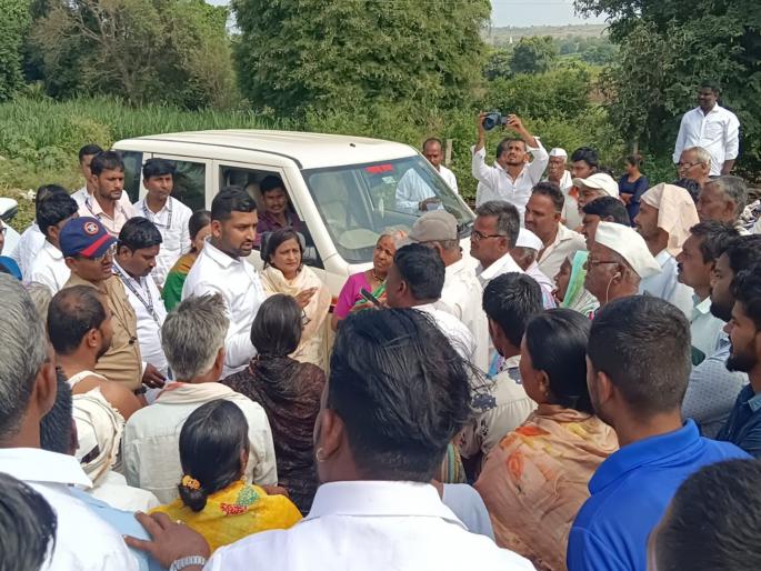 Farmers affected by heavy rains blocked the convoy of Beed District Collector; bombarded with questions! | अतिवृष्टीने बाधित शेतकऱ्यांचा संताप; ताफा अडवत बीड जिल्हाधिकाऱ्यांवर प्रश्नांचा भडिमार! Farmers affected by heavy rains blocked the convoy of Beed District Collector; bombarded with questions! | अतिवृष्टीने बाधित शेतकऱ्यांचा संताप; ताफा अडवत बीड जिल्हाधिकाऱ्यांवर प्रश्नांचा भडिमार!