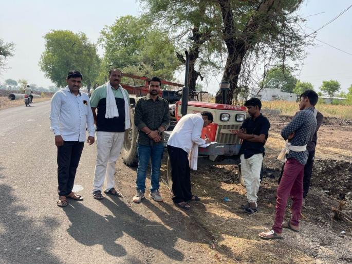 action against tractors transporting illegal sand neglect of the revenue department in buldhana | अवैध वाळू वाहतूक करणाऱ्या ट्रॅक्टरवर कारवाई; महसूल विभागाचे दुर्लक्ष action against tractors transporting illegal sand neglect of the revenue department in buldhana | अवैध वाळू वाहतूक करणाऱ्या ट्रॅक्टरवर कारवाई; महसूल विभागाचे दुर्लक्ष
