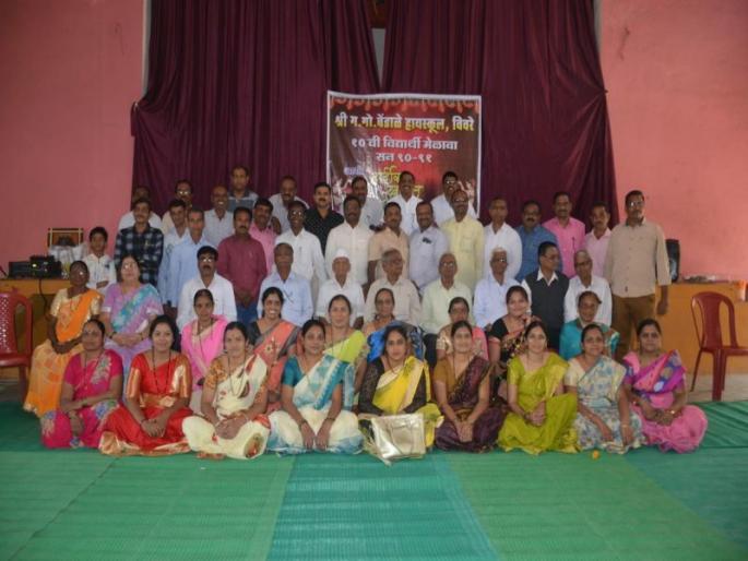 Students from 1991 in Vivere in Rawar taluka came together | रावेर तालुक्यातील विवरे येथे १९९१ सालातील विद्यार्थी आले एकत्र Students from 1991 in Vivere in Rawar taluka came together | रावेर तालुक्यातील विवरे येथे १९९१ सालातील विद्यार्थी आले एकत्र