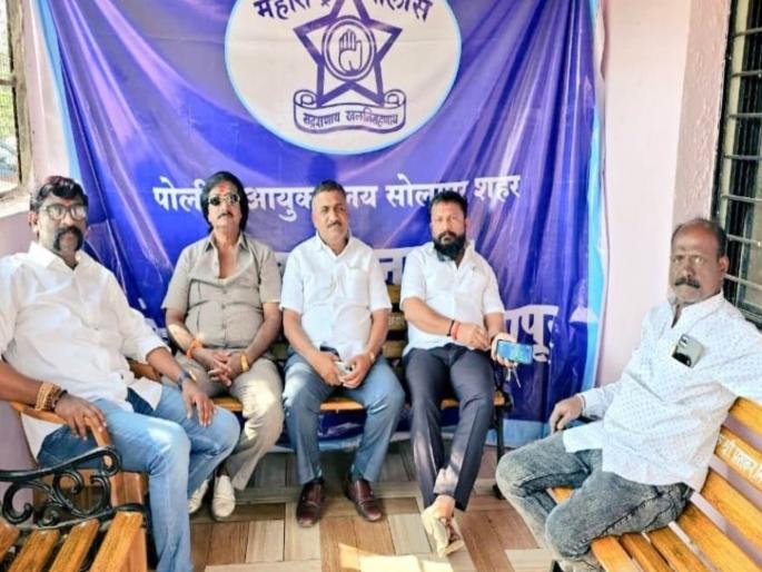 Officials of social organizations including congress under police custody | काँग्रेससह सामाजिक संघटनांचे पदाधिकारी पोलिसांच्या नजरकैदेत Officials of social organizations including congress under police custody | काँग्रेससह सामाजिक संघटनांचे पदाधिकारी पोलिसांच्या नजरकैदेत