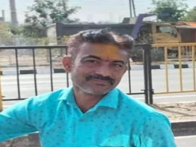 bike rider body dead after falling under the wheel of bulker another victim of heavy traffic in solapur  | बल्करच्या चाकाखाली गेल्यानं दुचाकीस्वाराच्या शरीराचे तुकडे; जड वाहतुकीचा आणखी एक बळी  bike rider body dead after falling under the wheel of bulker another victim of heavy traffic in solapur  | बल्करच्या चाकाखाली गेल्यानं दुचाकीस्वाराच्या शरीराचे तुकडे; जड वाहतुकीचा आणखी एक बळी