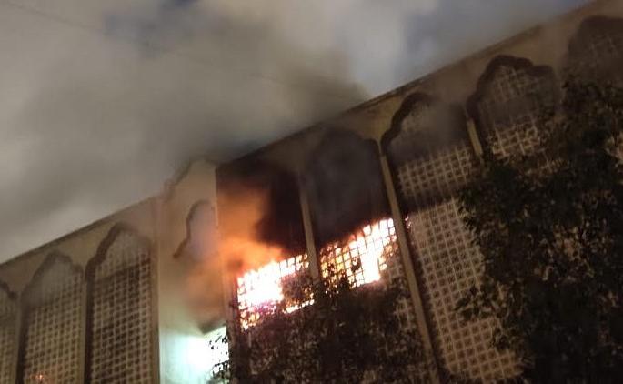 Fire at the Commodity Exchange building in APMC | एपीएमसीमधील कमोडिटी एक्स्चेंज इमारतीला आग Fire at the Commodity Exchange building in APMC | एपीएमसीमधील कमोडिटी एक्स्चेंज इमारतीला आग