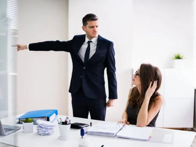 The woman abused the boss; But the company had to pay her in lakhs | महिलेने बॉसला शिवीगाळ केली; पण कंपनीलाच तिला लाखोंमध्ये नुकसान भरपाई द्यावी लागली The woman abused the boss; But the company had to pay her in lakhs | महिलेने बॉसला शिवीगाळ केली; पण कंपनीलाच तिला लाखोंमध्ये नुकसान भरपाई द्यावी लागली